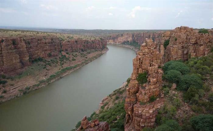 15 INCREDIBLE NATURAL WONDERS IN INDIA